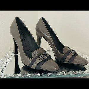GUCCI Italy Buckle Accent Grey Patent Leather/ Satin Pumps US 8B